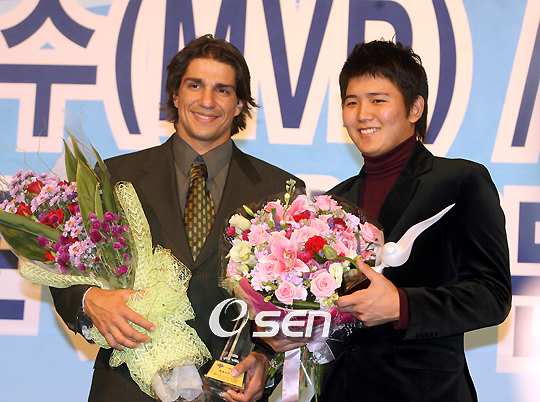 임태훈이 2007년 신인상을 받은 후 팀동료이자 MVP인 리오스와 포즈를 취하고 있다. 사진=OSEN