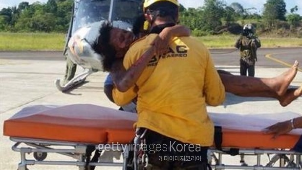 콜롬비아 구조대원이 넬리 물리오를 구조하는 모습.
