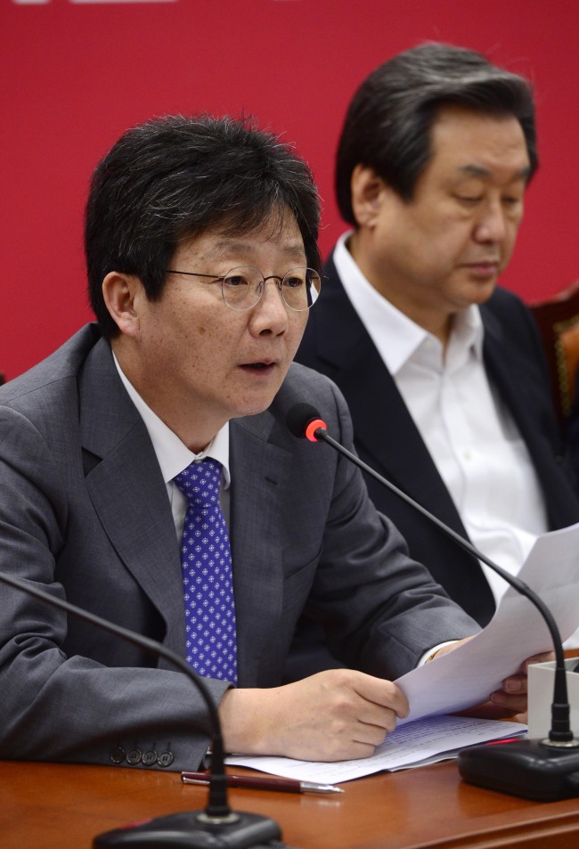 22일 오전 서울 여의도 국회에서 새누리당 최고위원회의가 열린 가운데 유승민 원내대표가 모두발언을 하고 있다. 박해묵 기자/mook@heraldcorp.com
22일 오전 서울 여의도 국회에서 새누리당 최고위원회의가 열린 가운데 유승민 원내대표가 모두발언을 하고 있다. 박해묵 기자/mook@heraldcorp.com