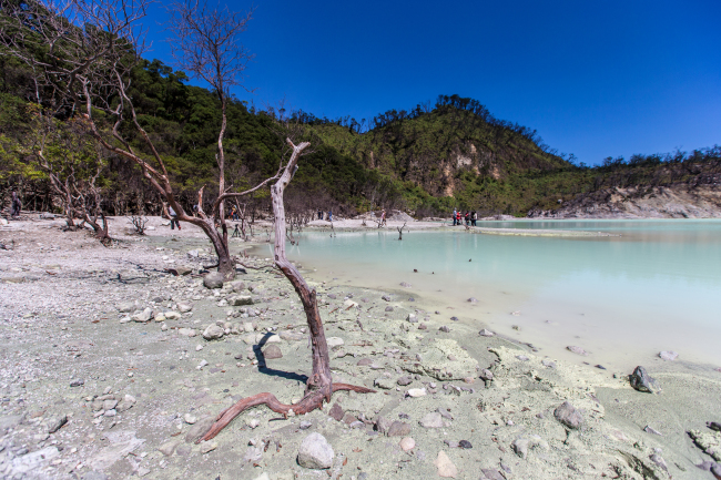 At the edge of Kawah Putih.   Kim Nam-yong/Freelance photographer
At the edge of Kawah Putih.   Kim Nam-yong/Freelance photographer
