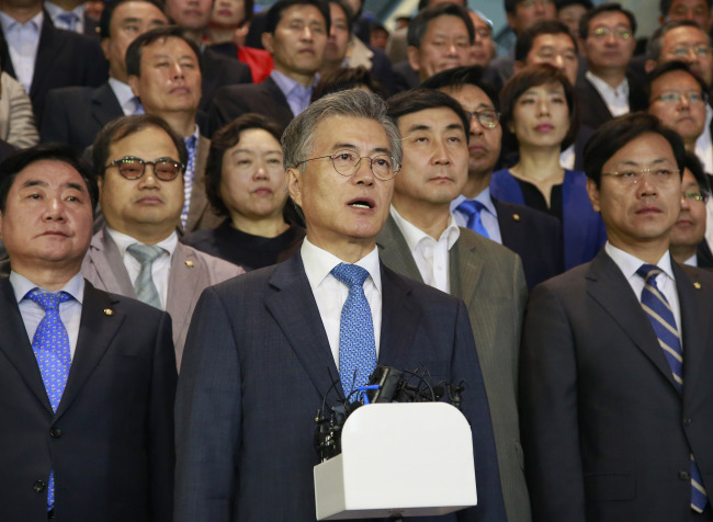 Main opposition New Politics Alliance for Democracy leader Rep. Moon Jae-in and other lawmakers protest President Park Geun-hye’s decision to veto the revised National Assembly Act at the National Assembly on Friday. (Yonhap)