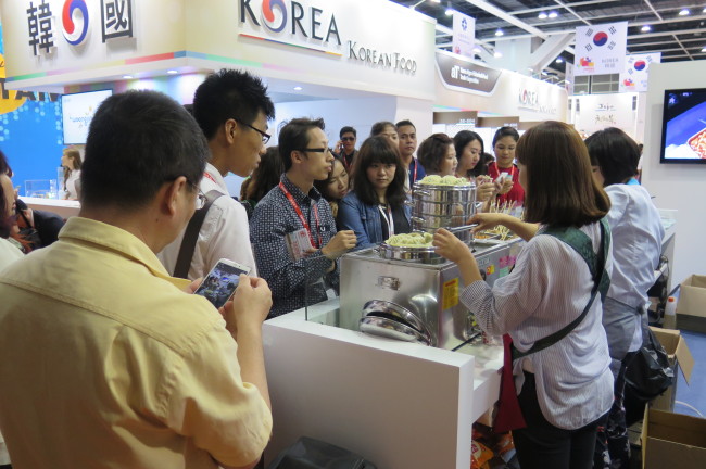 Local and international visitors flock to a Korean street food booth at HOFEX 2015 in Hong Kong last month. (aT)