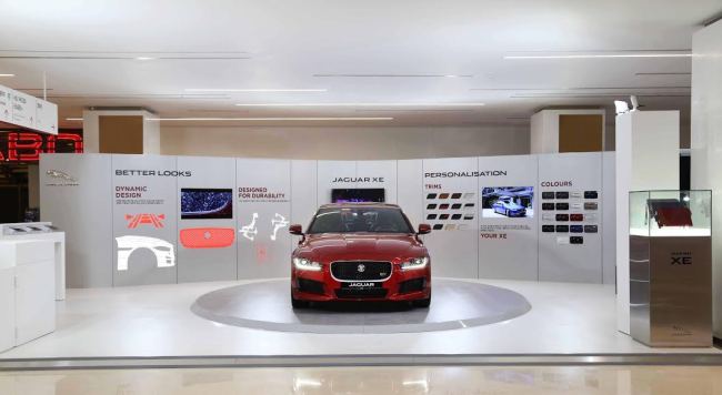 Jaguar Land Rover started promoting its new premium sports sedan, the Jaguar XE, by exhibiting the car at Coex Mall in southern Seoul from this past weekend. Those who sign a purchasing contract on the spot will be given an “XE limited edition welcome package” consisting of a leather clutch bag and more. Prices of the Jaguar XE start from 47.6 million won ($42,400).   Jaguar Land Rover