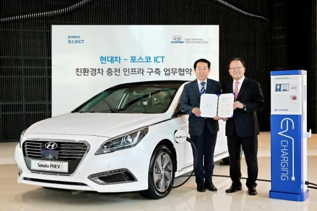 Hyundai Motor and POSCO ICT signed a memorandum of understanding to establish more battery-charging facilities for the automaker’s electric vehicles. More than 120 charging stations will be set up at department stores, cinemas and other leisure facilities by the end of the year, and eventually at more than 2,200 Hyundai Motor outlets and service centers.   Hyundai Motor