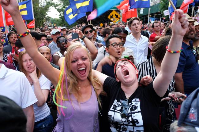 <YONHAP PHOTO-1225> People celebrate during a rally outside the Stonewall Tavern in the West Village in New York on June 26, 2015, after the US Supreme Court's historic decision on same sex marriage. The US Supreme Court ruled on June 26, that gay marriage is a nationwide right, a landmark decision in one of the most keenly awaited announcements in decades and sparking scenes of jubilation. The nation's highest court, in a narrow 5-4 decision, said the US Constitution requires all states to carry out and recognize marriage between people of the same sex. AFP PHOTO/JEWEL SAMAD /2015-06-27 08:35:49/ <저작권자 ⓒ 1980-2015 ㈜연합뉴스. 무단 전재 재배포 금지.>
People celebrate during a rally outside the Stonewall Tavern in the West Village in New York on Friday, after the U.S. Supreme Court’s historic decision on same sex marriage. The U.S. Supreme Court ruled on Friday, that gay marriage was a nationwide right, a landmark decision in one of the most keenly awaited announcements in decades and sparking scenes of jubilation. (Related stories on Pages 2, 3, 17)     AFP-Yonhap