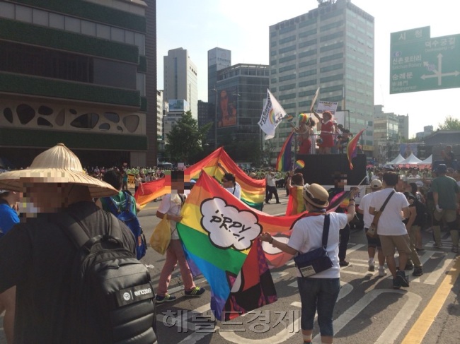 제16회 퀴어문화축제 참가자들이 28일 서울광장을 출발해 행진하고 있다. ‘사랑하라, 저항하라, 퀴어 레볼루션’이라는 슬로건을 내건 이날 퀴어문화축제에는 성소수자와 시민, 외국인 등 약 3만명(주최측 추산ㆍ경찰추산 6000여명)이 참여해 광장을 무지개로 물들였다. 축제조직위원회는 “우리 시민사회가 다양성을 인정하는 사회로 한걸음 나갔다는 것”이라고 소회를 전하기도 했다.