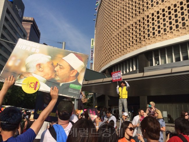 제16회 퀴어문화축제 참가자들이 28일 서울광장을 출발해 행진하고 있다. ‘사랑하라, 저항하라, 퀴어 레볼루션’이라는 슬로건을 내건 이날 퀴어문화축제에는 성소수자와 시민, 외국인 등 약 3만명(주최측 추산ㆍ경찰추산 6000여명)이 참여해 광장을 무지개로 물들였다. 축제조직위원회는 “우리 시민사회가 다양성을 인정하는 사회로 한걸음 나갔다는 것”이라고 소회를 전하기도 했다.