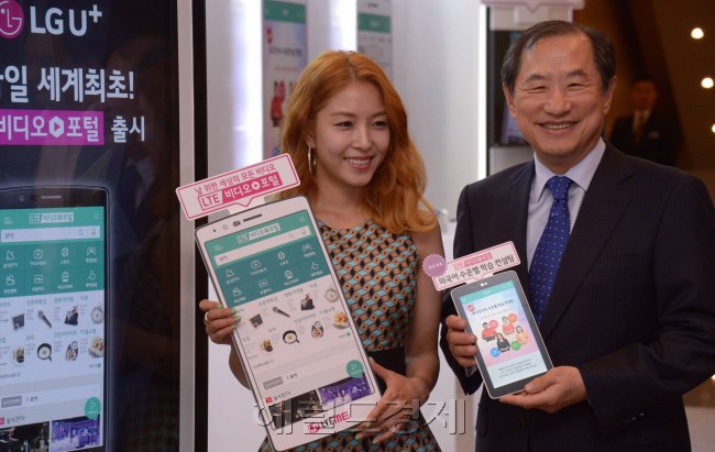LG유플러스 이상철<오른쪽> 부회장은 29일 기자간담회를 열고 “세계 최초 LTE비디오포털
출시를 통해 모든 생활이 비디오로 통하는 진정한 비디오 시대를 선도하겠다”고 밝혔다.
정희조 기자/checho@heraldcorp.com