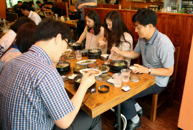 사진설명
강남구청 기획경제국 공무원들이 버스 등을 타고 점심을 먹기 위해 삼성서울병원 인근 일원동 맛의 거리에서 식사를 하고 있다. 이날 상가번영회 회장은 “메르스 사태로 거리에 사람 구경하기 어려운데 강남구청 공무원들이 직접 점심을 먹으러 오는 등 지역상권 활성화를 위해 애써줘 감사하다”라고 말했다.