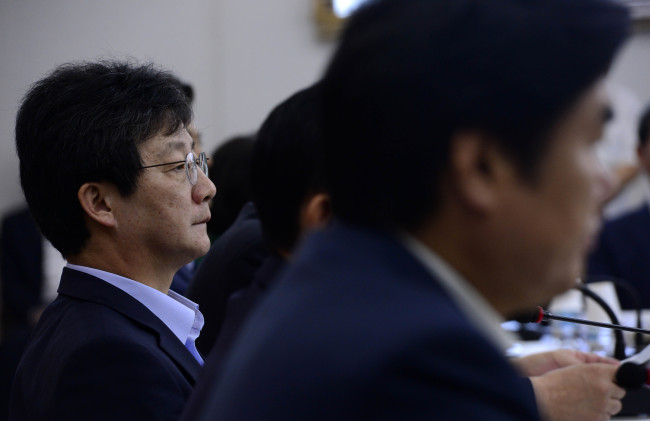 29일 오전 서울 경기도 평택시 평택 상공회의소 대회의실에서 새누리당 평택 현장 최고위원회의가 열린 가운데 유승민 원내대표가 모두발언을 하고 있다. 유 원내대표는 이날 자신의 거취에 대해 언급하지 않았다.  박해묵 기자/mook@