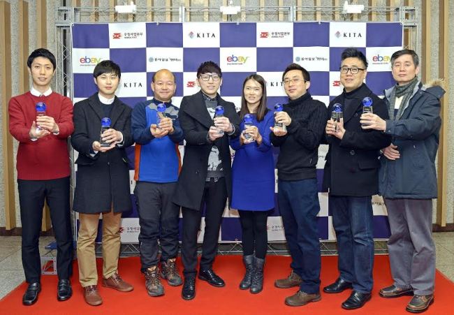 EBay Korea’s star sellers pose with their awards.   eBay Korea