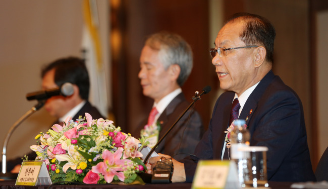 Education Minister Hwang Woo-yea speaks during a seminar with university chiefs held by the Korean Council for University Education in Gyeongju, North Gyeongsang Province, Thursday.   Yonhap