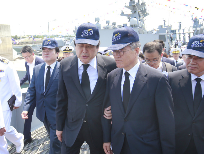 <YONHAP PHOTO-1442> 대화하는 여야 대표 (평택=연합뉴스) 이상학 기자 = 제2연평해전 13주년인 29일 새누리당 김무성 대표(왼쪽)와 새정치민주연합 문재인 대표가 경기도 평택 해군 제2함대 사령부에서 열린 기념식에서 유도탄고속함(PKG)을 살펴본 뒤 대화를 하며 이동하고 있다. 2015.6.29 leesh@yna.co.kr/2015-06-29 13:44:31/ <저작권자 ⓒ 1980-2015 ㈜연합뉴스. 무단 전재 재배포 금지.>
Ruling Saenuri Party chair Rep. Kim Moo-sung (third from right) and main opposition New Politics Alliance for Democracy chair Rep. Moon Jae-in (second from right) tour the Navy’s 2nd Fleet Command in Pyeongtaek, Gyeonggi Province, on the 13th anniversary of the Second Battle of Yeonpyeong, Monday.   Yonhap