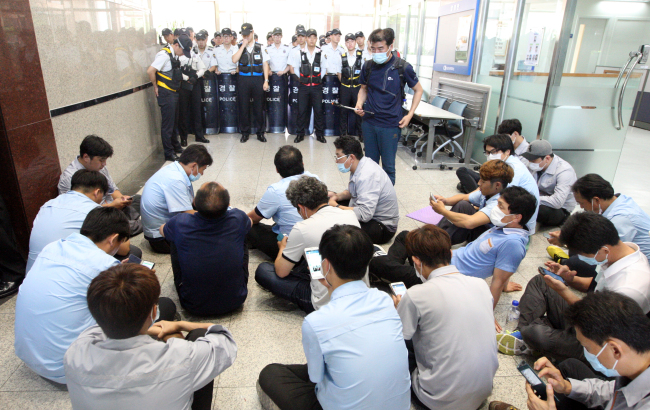 Samsung Techwin’s labor union members protest against its plan to change the name to Hanwha Techwin on Monday.   Yonhap