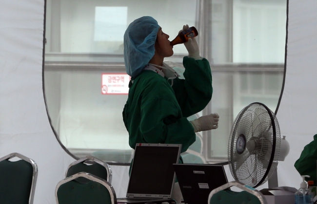 A health care worker at Hallym University Medical Center, one of MERS-affected hospitals in Seoul, is taking a break after caring for MERS patients on Monday. (Yonhap)