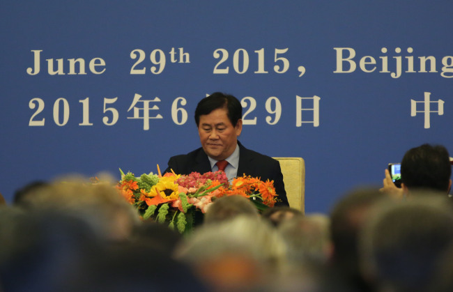 Korea's Finance Minister Choi Kyung-hwan signs the articlesof agreement of the AIIB at the Great Hall of the People in Beijing on Monday. (Yonhap)