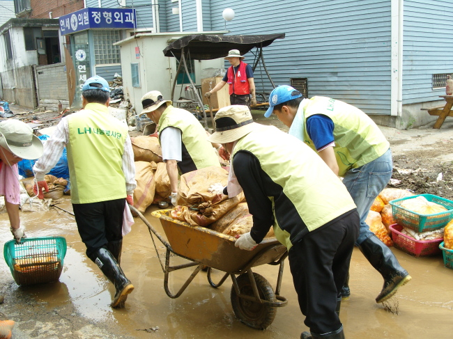 한국토지주택공사(LH)는 ‘LH 나눔봉사단’을 통해 다양한 사회공헌을 전개하고 있다. 봉사단은 지난 2009년 LH 출범과 동시에 창단식을 갖고 기업의 사회적책임에 앞장서고 있다.