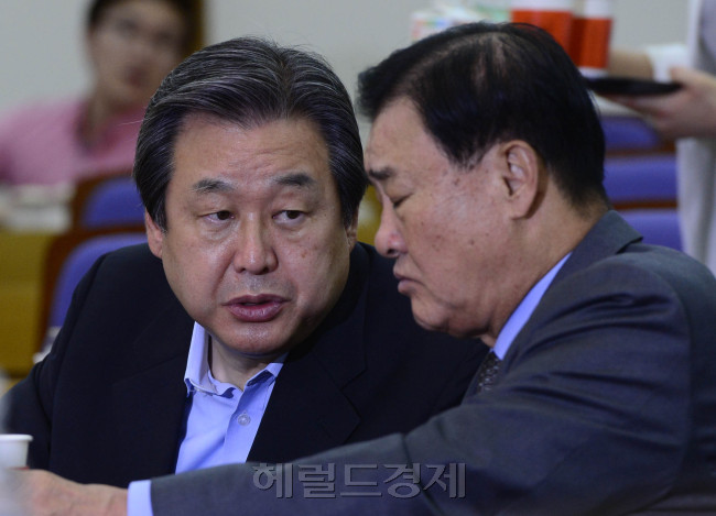 김무성 새누리당 대표가 30일 오전 서울 여의도 의원회관 세미나실에서 열린 통일경제교실에 참가해 동료의원과 이야기를 나누고 있다.
박해묵 기자/mook@heraldcorp.com
