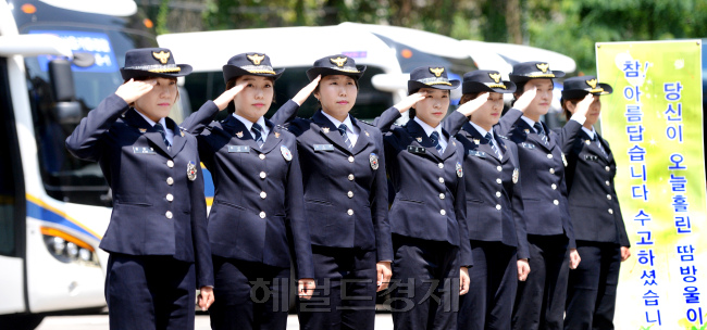 <사진>다음달 1일은 제69주년 ‘여경의 날’이다. 과거에 비해 여경의 수가 늘어났지만, 여전히 그들은 경찰 내 소수자들일 뿐이다. 여경 특유의 ‘소프트 파워’를 발휘하기 위해선 그에 앞서서 근무환경 배려 및 처우개선이 시급하다는 지적이 나온다. 서울 종로구 창신동 2기동단 24 기동대 여자경찰관들이 출동에 앞서 인사를 하고 있다. 박현구 기자/phko@heraldcorp.com