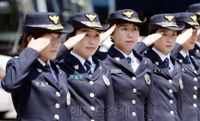 다음달 1일은 제69주년 ‘여경의 날’이다. 과거에 비해 여경의 수가 늘어났지만, 여전히 그들은 경찰 내 소수자들일 뿐이다. 여경 특유의 ‘소프트 파워’를 발휘하기 위해선 그에 앞서서 근무환경 배려 및 처우개선이 시급하다는 지적이 나온다. 서울 종로구 창신동 2기동단 24 기동대 여자경찰관들이 출동에 앞서 인사를 하고 있다. 박현구 기자/phko@heraldcorp.com