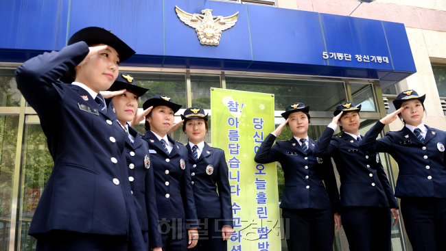 다음달 1일은 제69주년 ‘여경의 날’이다. 과거에 비해 여경의 수가 늘어났지만, 여전히 그들은 경찰 내 소수자들일 뿐이다. 여경 특유의 ‘소프트 파워’를 발휘하기 위해선 그에 앞서서 근무환경 배려 및 처우개선이 시급하다는 지적이 나온다. 서울 종로구 창신동 2기동단 24 기동대 여자경찰관들이 출동에 앞서 인사를 하고 있다. 박현구 기자/phko@heraldcorp.com