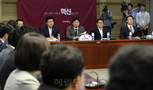 유승민 새누리당 원내대표가 30일 오전 서울 여의도 국회 의원회관 세미나실에서 원내대책회의를 주재하고 있다. 박해묵 기자/mook@heraldcorp.com