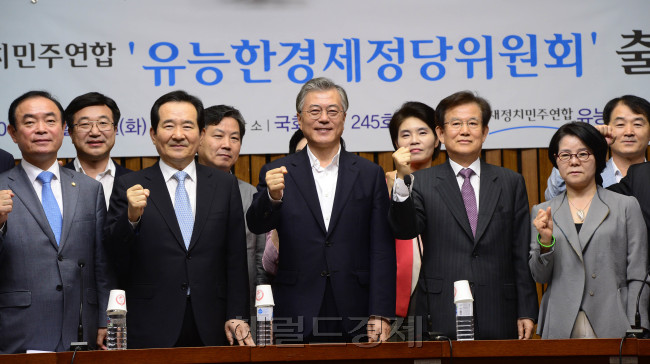 <사진설명> 30일 오전 새정치민주연합이 서울 여의도 국회에서 유능한경제정당위원회 출범식을 개최한 가운데 문재인 대표와 강철규ㆍ정세균 공동위원장이 포토세션을 가지고 있다. 박해묵 기자/mook@heraldcorp.com