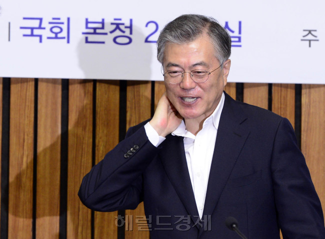 30일 오전 새정치민주연합이 서울 여의도 국회에서 유능한경제정당위원회 출범식을 개최한 가운데 문재인 대표가 회의에 참석하고 있다. 박해묵 기자/mook@heraldcorp.com