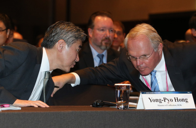 <YONHAP PHOTO-1186> 한반도국제포럼 참석한 성 김과 크리스토퍼 힐 (서울=연합뉴스) 김주성 기자 = 성 김 미국 국무부 대북정책 특별대표(왼쪽)와 크리스토퍼 힐 전 미국 국무부 동아태차관보가 30일 서울 장충동에서 열린 '한반도국제포럼 2015'에서 대화를 나누고 있다. 2010년부터 6회째인 한반도국제포럼은 한·미·일·중·러·유럽·아시아 등 주요 10여개 국의 전·현직 관료 및 민간 전문가들이 참석하는 국제다자협의체로 자리 매김하고 있다. 2015.6.30 utzza@yna.co.kr/2015-06-30 12:08:50/ <저작권자 ⓒ 1980-2015 ㈜연합뉴스. 무단 전재 재배포 금지.>
FORMER NUKE ENVOYS ― Sung Kim (left), the U.S. special representative for North Korea affairs, and Christopher Hill, the former U.S. assistant secretary of state, talk at the Korea Global Forum 2015 in Seoul on Tuesday. The forum, established in 2010, is a multilateral consultative gathering involving former and present government officials and experts from 10 countries, including Korea, Japan, China, Russia and the U.S.   Yonhap
Sung Kim (left), the U.S. special representative for North Korea affairs, and Christopher Hill, the former U.S. assistant secretary of state, talk at the Korea Global Forum 2015 in Seoul on Tuesday. The forum, established in 2010, is a multilateral consultative gathering involving former and present government officials and experts from 10 countries, including Korea, Japan, China, Russia and the U.S.   Yonhap