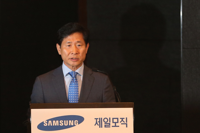 Yoon Joo-hwa, the head of Cheil Industries’ fashion division, speaks during the firm’s investor relations’ meeting in Seoul on Tuesday.   Yonhap