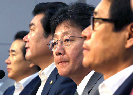 Saenuri Party floor leader Rep. Yoo Seung-min attends a party meeting at the National Assembly on Tuesday. (Yonhap)