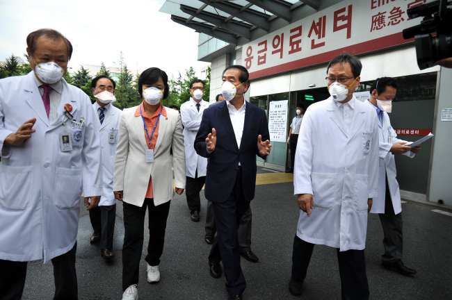 Seoul Mayor Park Won-soon (third from right) visits Konkuk University Medical Center, one of the MERS-affected hospitals in Seoul. (Yonhap)