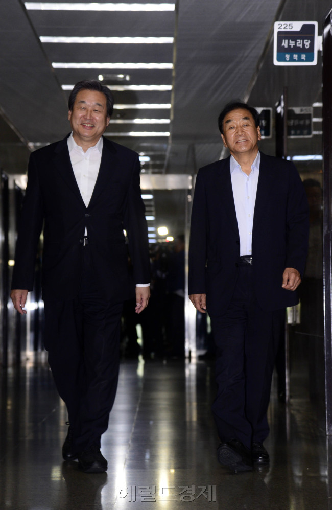 1일 오전 새누리당 최고위원회가 김무성 대표의 요청으로 비공개로 진행된 가운데 김무성 대표와 이재오 의원이 대표 회의실로 이동하고 있다. 박해묵 기자/mook@heraldcorp.com
