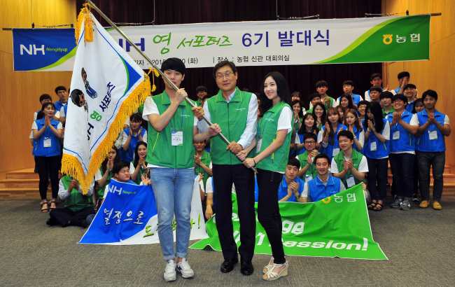 <YONHAP PHOTO-2043> 농협 대학생 홍보대사 'NH 영 서포터즈' 6기 발대식 (서울=연합뉴스) 30일 서울 농협중앙회 신관 대회의실에서 열린 대학생 농협홍보대사 'NH 영 서포터즈' 제6기 발대식에서 김정식 농협중앙회 부회장이 참석자들과 홍보대사 활동기를 흔들며 축하하고 있다. 2015.6.30 << 농협중앙회 제공 >> photo@yna.co.kr/2015-06-30 16:15:48/ <저작권자 ⓒ 1980-2015 ㈜연합뉴스. 무단 전재 재배포 금지.>
<YONHAP PHOTO-2043> 농협 대학생 홍보대사 'NH 영 서포터즈' 6기 발대식 (서울=연합뉴스) 30일 서울 농협중앙회 신관 대회의실에서 열린 대학생 농협홍보대사 'NH 영 서포터즈' 제6기 발대식에서 김정식 농협중앙회 부회장이 참석자들과 홍보대사 활동기를 흔들며 축하하고 있다. 2015.6.30 << 농협중앙회 제공 >> photo@yna.co.kr/2015-06-30 16:15:48/ <저작권자 ⓒ 1980-2015 ㈜연합뉴스. 무단 전재 재배포 금지.>