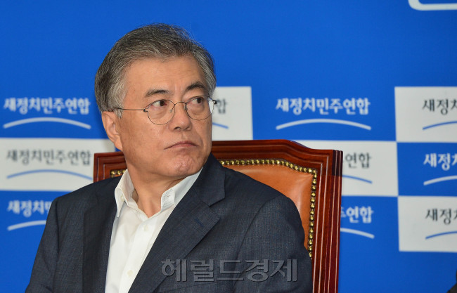 <사진설명> 문재인 새정치민주연합 대표가 1일 오전 서울 여의도 국회에서 열린 최고위원회의에서 참석하고 있다. 박해묵 기자/mook@heraldcorp.com