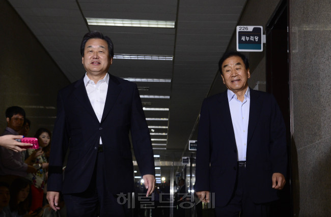 1일 오전 새누리당 최고위원회의가 김무성 대표의 요청으로 비공개로 진행된 가운데, 김무성 대표와 이재오 의원이 밝은 표정으로 대표 회의실로 이동하고 있다.
박해묵 기자/mook@heraldcorp.com