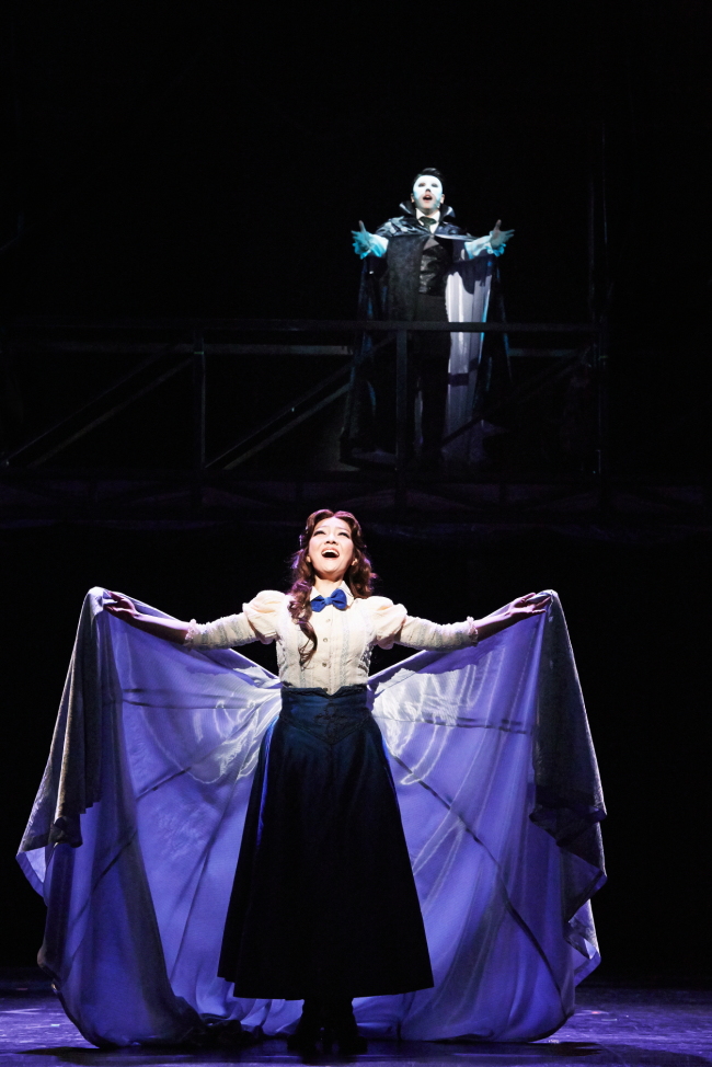 Park Hyo-shin (top) as the Phantom and Im Sun-hae as Christine Daae in the Korean production of “Phantom.”   EMK Musical Company