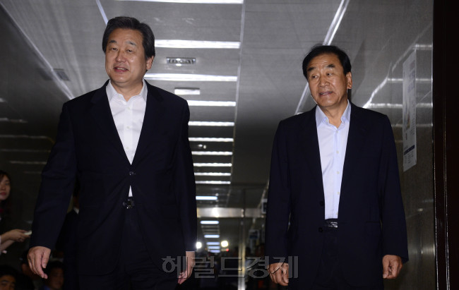 <사진설명>새누리당 김무성 대표와 이재오 의원이 1일 국회에서 비공개로 열린 최고중진연석회의에 참석하고 있다. 박해묵 기자/mook@heraldcorp.com