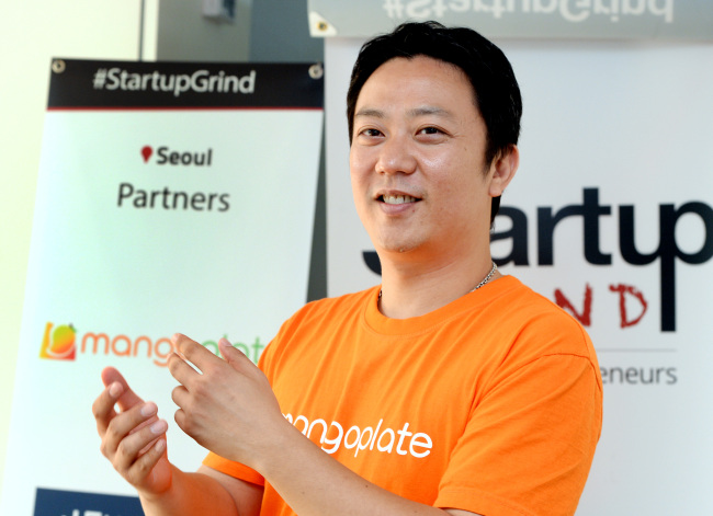 MangoPlate chief Joon Oh, organizer of Startup Grind’s Seoul chapter, poses during an interview with The Korea Herald in Seoul last week.   Park Hyun-koo/The Korea Herald
