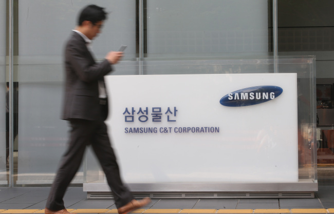 <YONHAP PHOTO-1716> 법원, 엘리엇이 낸 '합병 주총 금지' 가처분 기각 (서울=연합뉴스) 서명곤 기자 = 삼성이 미국계 헤지펀드 엘리엇 매니지먼트를 상대로 한 법정 다툼에서 승리했다. 서울중앙지법 민사합의50부(김용대 민사수석부장)는 엘리엇 매니지먼트가 낸 '삼성물산-제일모직 합병 금지' 가처분 신청을 1일 기각했다. 사진은 1일 서울 서초구 삼성물산 사옥 모습. 2015.7.1 seephoto@yna.co.kr/2015-07-01 13:11:16/Media Only <저작권자 ⓒ 1980-2015 ㈜연합뉴스. 무단 전재 재배포 금지.>
Samsung C&T’s headquarters in Seocho-dong, southern Seoul.   Yonhap