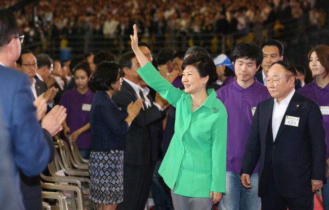 President Park Geun-hye waves her hand while attending an inaugural ceremony of the 17th National Unification Advisory Council held in Seoul, Wednesday.  Yonhap