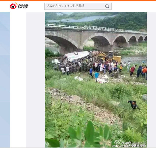 A picture posted on Weibo shows a bus plunged off a bridge in the Chinese city of Jian, northeastern province of Jilin, Wednesday. The bus was carrying 25 South Korean officials and one tour guide. (Yonhap)