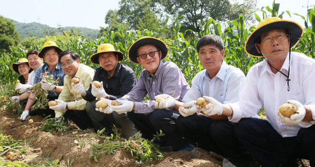 <YONHAP PHOTO-2403> 감자캐기 체험하는 허창수 회장 (서울=연합뉴스) 허창수 전경련 회장이 1일 '1사 1촌 자매마을'인 경기도 양평의 화전마을을 찾아 찾아 직접 캔 감자를 들고 포즈를 취하고 있다. 이번 방문은 메르스로 위축된 국내 관광을 활성화하고 내수 회복에 힘을 보태기 위한 차원에서 이루어졌다. 왼쪽 네번째부터 김선교 양평군수, 최원병 농협중앙회 회장, 허창수 전경련 회장, 함규준 화전마을 이장. 2015.7.1 << 전경련 제공 >> photo@yna.co.kr/2015-07-01 16:20:48/ <저작권자 ⓒ 1980-2015 ㈜연합뉴스. 무단 전재 재배포 금지.>
<YONHAP PHOTO-2403> 감자캐기 체험하는 허창수 회장 (서울=연합뉴스) 허창수 전경련 회장이 1일 '1사 1촌 자매마을'인 경기도 양평의 화전마을을 찾아 찾아 직접 캔 감자를 들고 포즈를 취하고 있다. 이번 방문은 메르스로 위축된 국내 관광을 활성화하고 내수 회복에 힘을 보태기 위한 차원에서 이루어졌다. 왼쪽 네번째부터 김선교 양평군수, 최원병 농협중앙회 회장, 허창수 전경련 회장, 함규준 화전마을 이장. 2015.7.1 << 전경련 제공 >> photo@yna.co.kr/2015-07-01 16:20:48/ <저작권자 ⓒ 1980-2015 ㈜연합뉴스. 무단 전재 재배포 금지.>