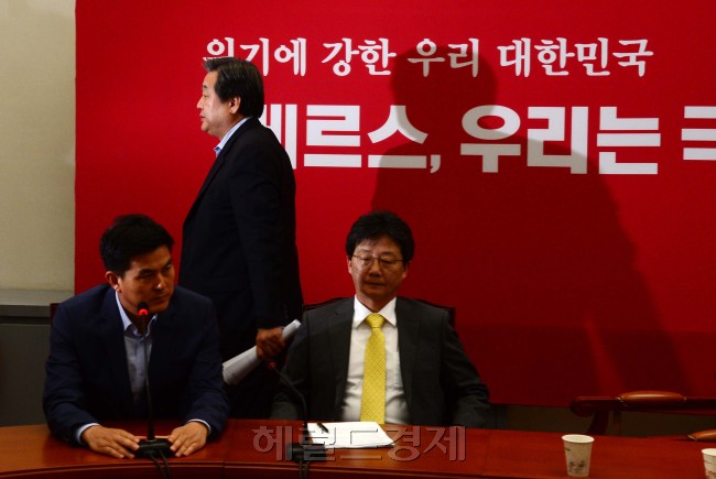 사진설명=김무성 새누리당 대표가 2일 열린 당 최고위원회의에서 유승민 원내대표의 거취와 관련 갈등이 빚어지자 회의 종료를 선언하고 회의장 밖으로 나서고 있다. 박해묵 기자/mook@heraldcorp.com
