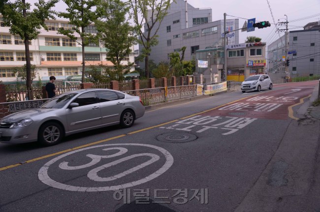 서울 지역 스쿨존(어린이보호구역)은 어린이 교통사고가 가장 빈번한 지역이다. 하지만 과속과 신호위반을 적발하는 경찰의 교통단속 카메라 설치율은 1.6%에 불과한 것으로 나타났다.
정희조기자@heraldcorp.com