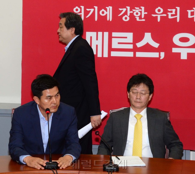 2일 오전 국회에서 열린 새누리당 최고위원회의에서 김태호 최고위원이 유승민 원내대표의 사퇴를 재차 촉구하자 김무성 대표가 자리를 박차고 나가고 있다. 박해묵 기자/mook@heraldcorp.com