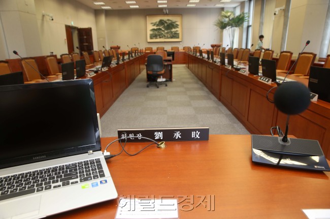 <사진설명>
2일 오전 여야가 청와대를 소관기관으로 하는 국회 운영위원회 소집 일정을 3일 오전 10시에 소집하기로 합의한 가운데 운영위 회의실이 정리정돈 되어 있다. 박해묵 기자/mook@heraldcorp.com