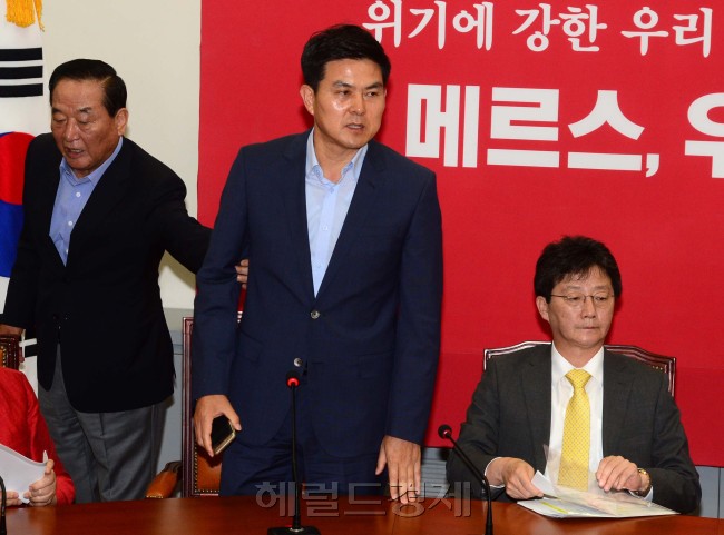 2일 오전 서울 여의도 국회에서 열린 새누리당 최고위원회에서 유승민 원내대표의 사퇴를 거듭 주장한 김태호 최고위원의 팔을 서청원 최고위원이 잡아끌고 있다. 박해묵기자/mook@heraldcorp.com