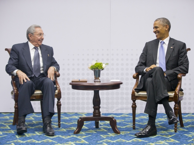<YONHAP PHOTO-2205> FILE - In this April 11, 2015, file photo, US President Barack Obama, right, smiles as he looks over towards Cuban President Raul Castro, left, during their meeting at the Summit of the Americas in Panama City, Panama. On Decmeber 17, 2014, Presidents Barack Obama and Raul Castro stunned the world by announcing an end to their nations? half-century of official hostility. (AP Photo/Pablo Martinez Monsivais, File)/2015-06-17 12:48:36/ <저작권자 ⓒ 1980-2015 ㈜연합뉴스. 무단 전재 재배포 금지.>
In this April 11 file photo, U.S. President Barack Obama (right) smiles as he looks toward Cuban President Raul Castro during their meeting at the Summit of the Americas in Panama City, Panama.   AP-Yonhap