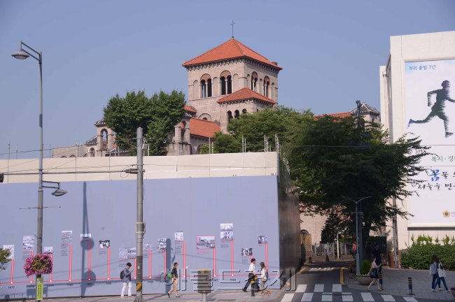 3일 철거작업을 하고 있는 서울지방국세청 남대문별관뒤 대한성공회 정동성당이 철거가 진행됨에 따라 그 모습을 드러내고 있다. 성공당 정동성당은 외관미가 뛰어난 건축물로 높은 평가를 받아왔으나 앞에 서있는 국세청건물에 가로막혀 광화문대로에서는 그 모습을 보기가 어려웠었다. <br />정희조 기자/checho@heraldclrp.com   150703
3일 철거작업을 하고 있는 서울지방국세청 남대문별관뒤 대한성공회 정동성당이 철거가 진행됨에 따라 그 모습을 드러내고 있다. 성공당 정동성당은 외관미가 뛰어난 건축물로 높은 평가를 받아왔으나 앞에 서있는 국세청건물에 가로막혀 광화문대로에서는 그 모습을 보기가 어려웠었다.
정희조 기자/checho@heraldclrp.com   150703